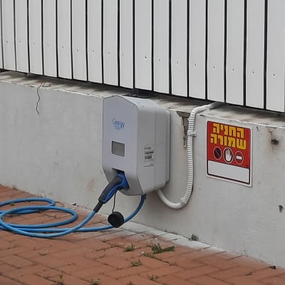 עמדת טעינה לרכב חשמלי עם כבל כחול