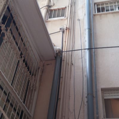 צינורות ביוב חיצוניים על קיר בניין