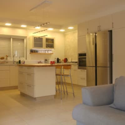 מטבח משופץ עם ארונות חדשים ותאורה מודרנית