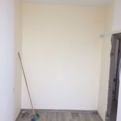 חדר ריק עם מטאטא על הרצפה