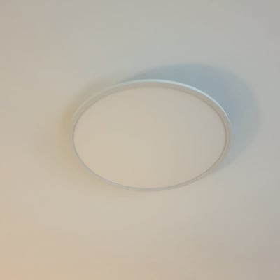 מנורת תקרה עגולה מותקנת על תקרה לבנה