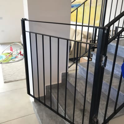 שער בטיחות שחור על מדרגות אפורות