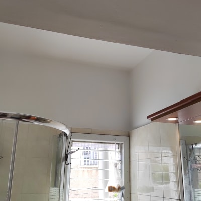 קיר צבוע בלבן עם תאורה עליונה