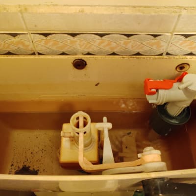 מיכל הדחה עם מנגנון פלסטיק וברז מים