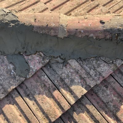 תיקון גג רעפים עם מלט אפור על רעפים ישנים