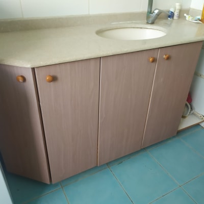 ארון עץ עם דלתות וידיות עגולות