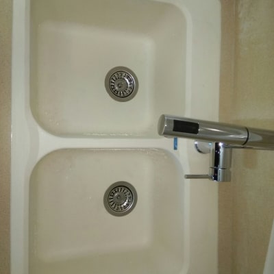 כיור כפול עם ברז על משטח שיש בהיר