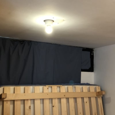 גוף תאורה שהותקן בתקרת חד״ש