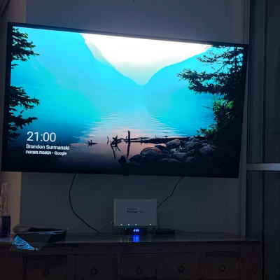 טלוויזיה תלויה על הקיר עם כבלים גלויים