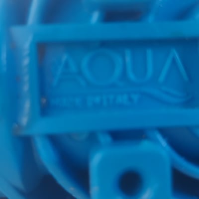 חלק פלסטיק כחול עם כיתוב 