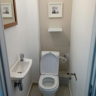 שירותים משופצים עם כיור קטן וברז חדש