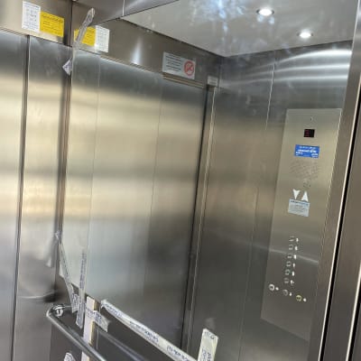 מראה במעלית עם סרטי הדבקה על הזכוכית