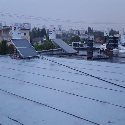 גג עם יריעות איטום מגולגלות ופרושות