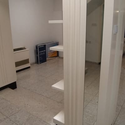 רצפה נקייה עם אריחים מבריקים בחדר ריק