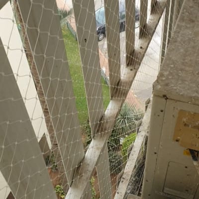 רשת למניעת כניסת יונים על מרפסת