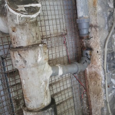 צינורות מתכת מחוברים עם חיבורים ותיקונים