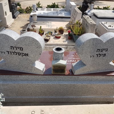 שני מצבות בצורת לב עם כיתוב בעברית