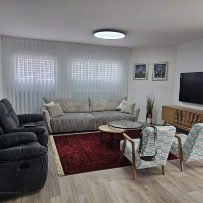 וילון לבן שקוף תלוי על חלון בסלון מודרני