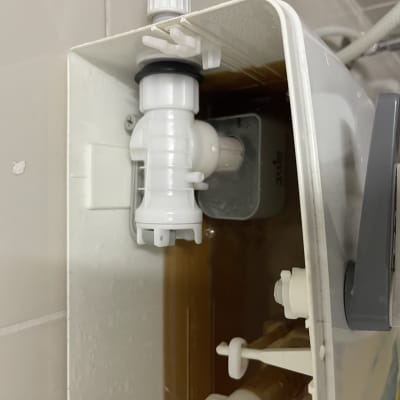 מיכל הדחה פתוח עם חלקי פלסטיק פנימיים