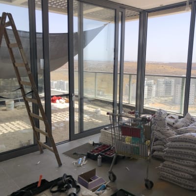 חלונות אלומיניום גדולים עם מסגרות אפורות