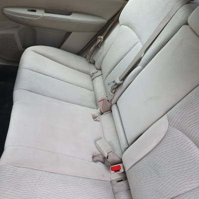 מושב אחורי של רכב עם ריפוד בהיר ונקי