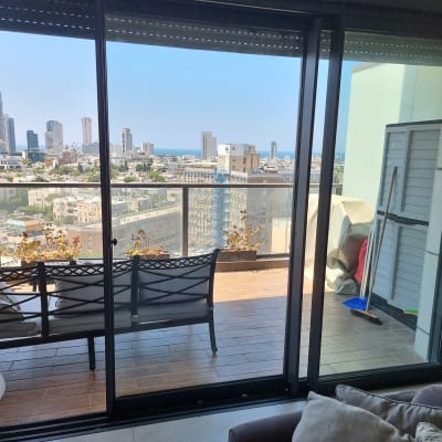 דלתות זכוכית גדולות עם נוף לעיר