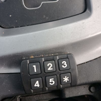 לוח מקשים עם מספרים ברכב