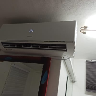 מזגן קיר עם תצוגת טמפרטורה 24 מעלות