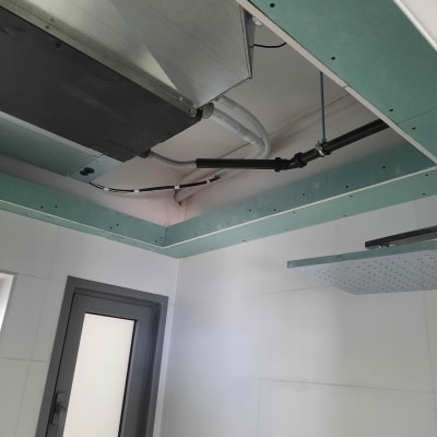 תקרת גבס ירוקה עם צינורות וחיבורים