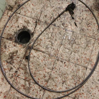 נחשול אינסטלציה על רצפה רטובה עם חור ניקוז