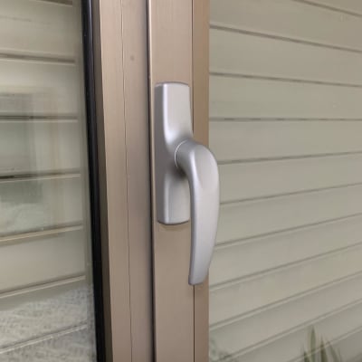 ידית חלון מתכתית על תריסים אופקיים