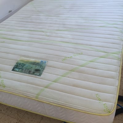 מזרן עם צינורות ניקוי על רצפה מרוצפת