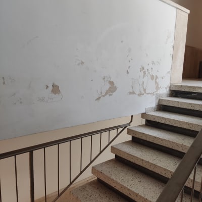 קיר עם קילופי צבע במדרגות