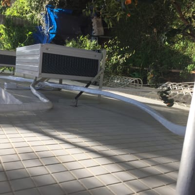 יחידת מיזוג אוויר מותקנת על קיר חיצוני