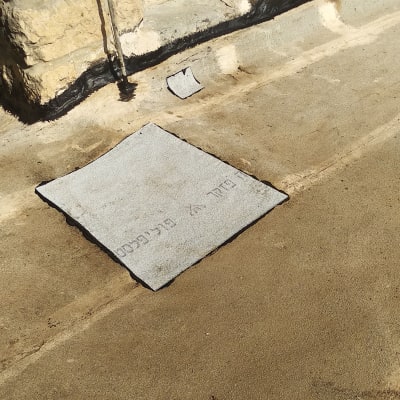 יריעה אטומה על גג ליד קיר אבן