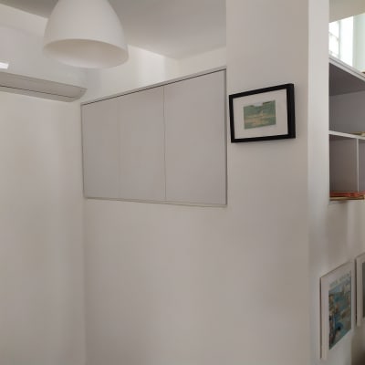 קיר עם מדפים ותמונה ממוסגרת