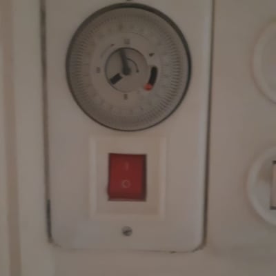 שעון טיימר ומתג חשמלי על קיר