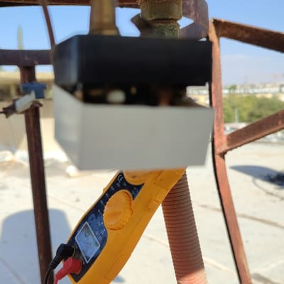 מד מתח מחובר לדוד שמש על גג