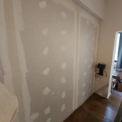 קיר גבס עם תיקוני שפכטל לבנים