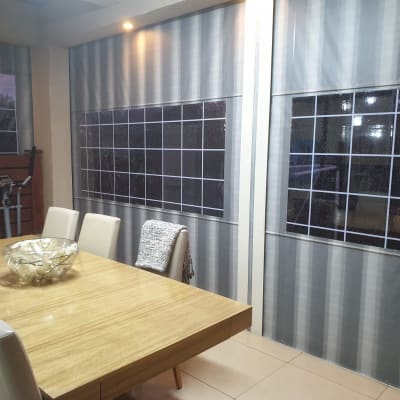 סוככים עם חלונות שקופים במסגרת ריבועים