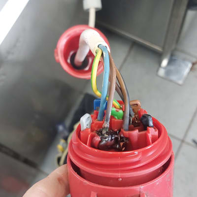 חיבור כבלים חשמליים בתקע אדום