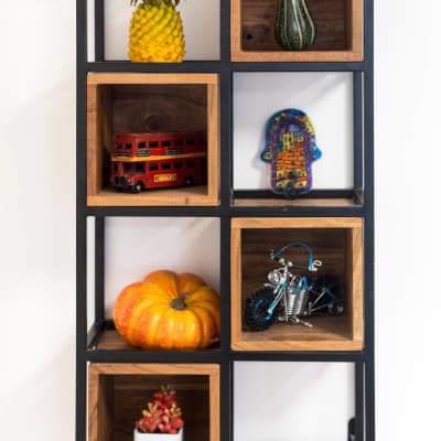 מדף עץ ומתכת עם חפצי נוי שונים