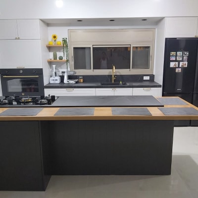 מטבח מודרני עם אי, תנור וכיריים