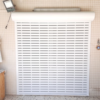 תריס אלומיניום לבן עם חריצים אופקיים