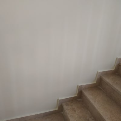 קיר צבוע בלבן עם קצה מדרגות מסומן