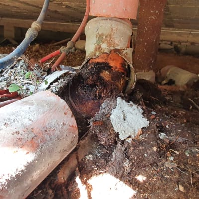 צינור שבור עם נזילה ותיקון נדרש