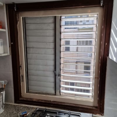 חלון עם תריסים וזכוכית שקופה