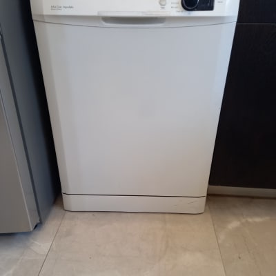 מדיח כלים לבן עם כפתור שליטה