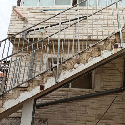 צינורות פלסטיק מותקנים על קיר חיצוני של בניין