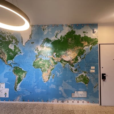 מפת עולם צבעונית על קיר בחדר מואר